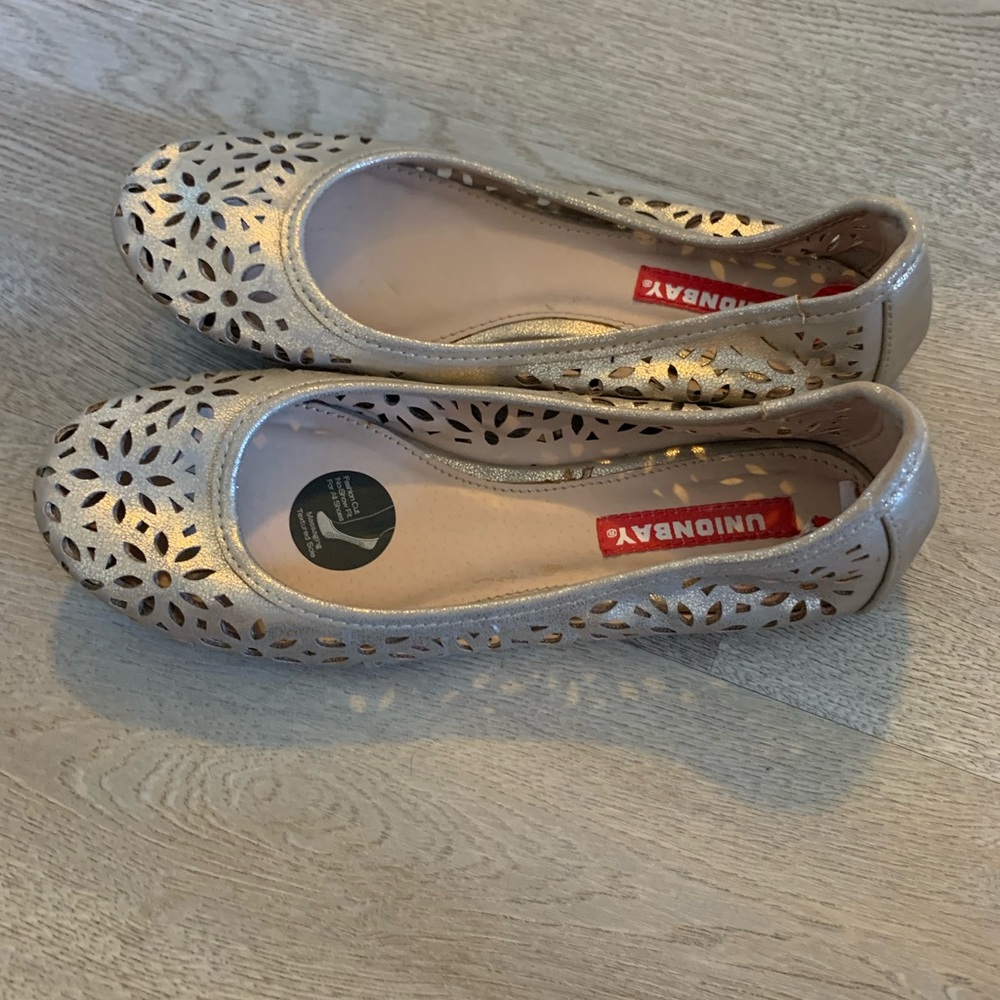 Size 6 comfy gold/champagne flats with cut out detail.